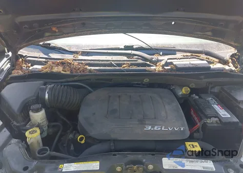 2011 Chrysler Town & Country Touring z USA, uszkodzony, nr VIN 2A4RR5DG0BR697948